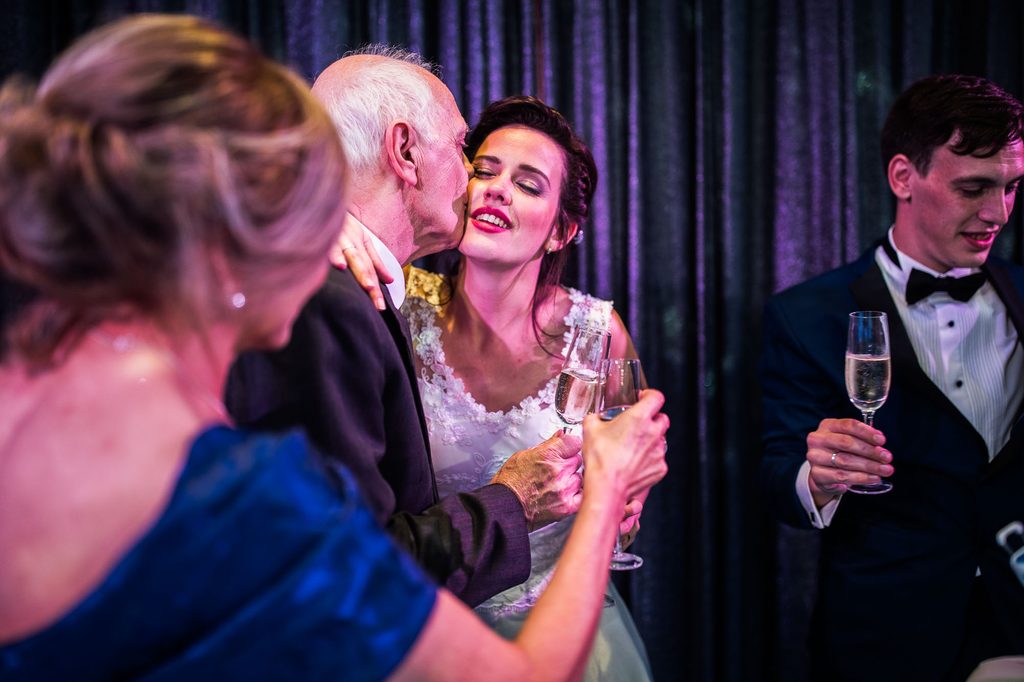 Novia seindo besada por el abuelo durante el brindis de un casamiento en Buenos Aires