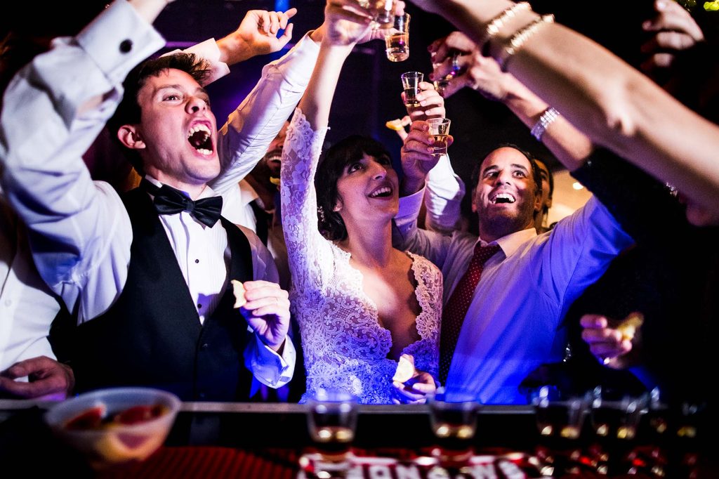 Novios brindando acaloradamente en una fiesta de casamiento en Buenos Aires