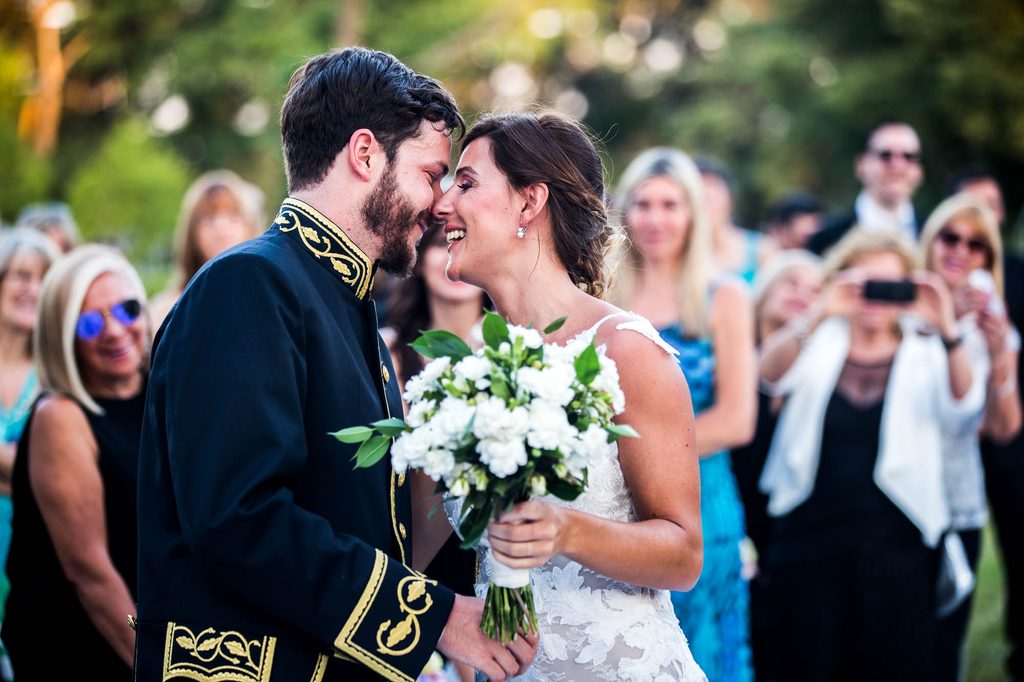 Novios riéndose mirandose a los ojos durante la ceremonia religiosa mientras el casamiento en Buenos Aires