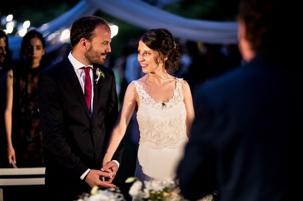 Novios mirandose durante la ceremonia religiosa durante casamiento en una estancia en Buenos Aires