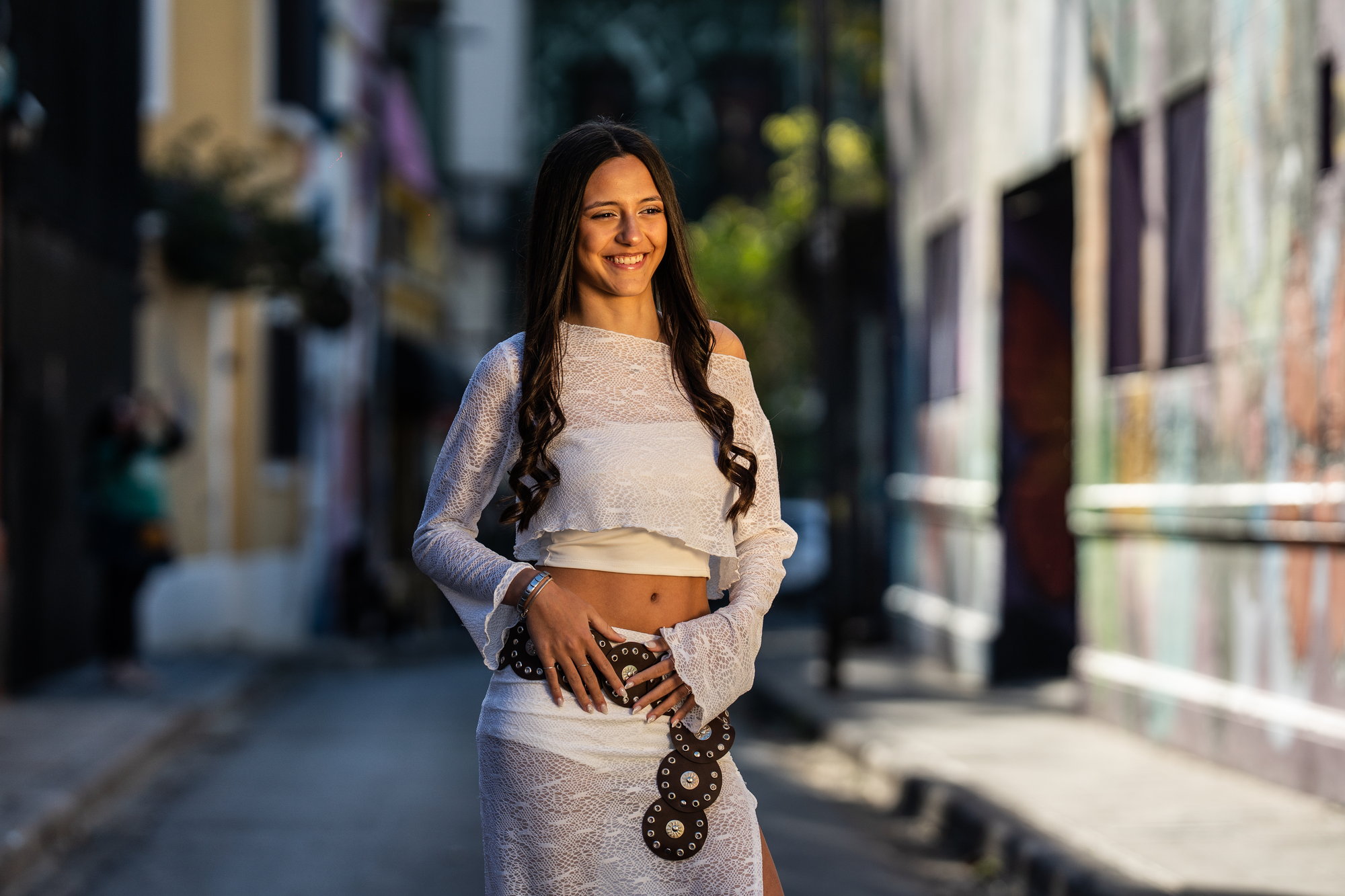 Retrato de 15 años a contraluz en una calle de Palermo