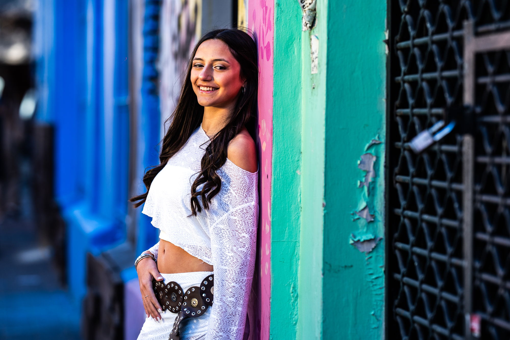 Quinceañera sonriendo entre fachadas de colores en Palermo