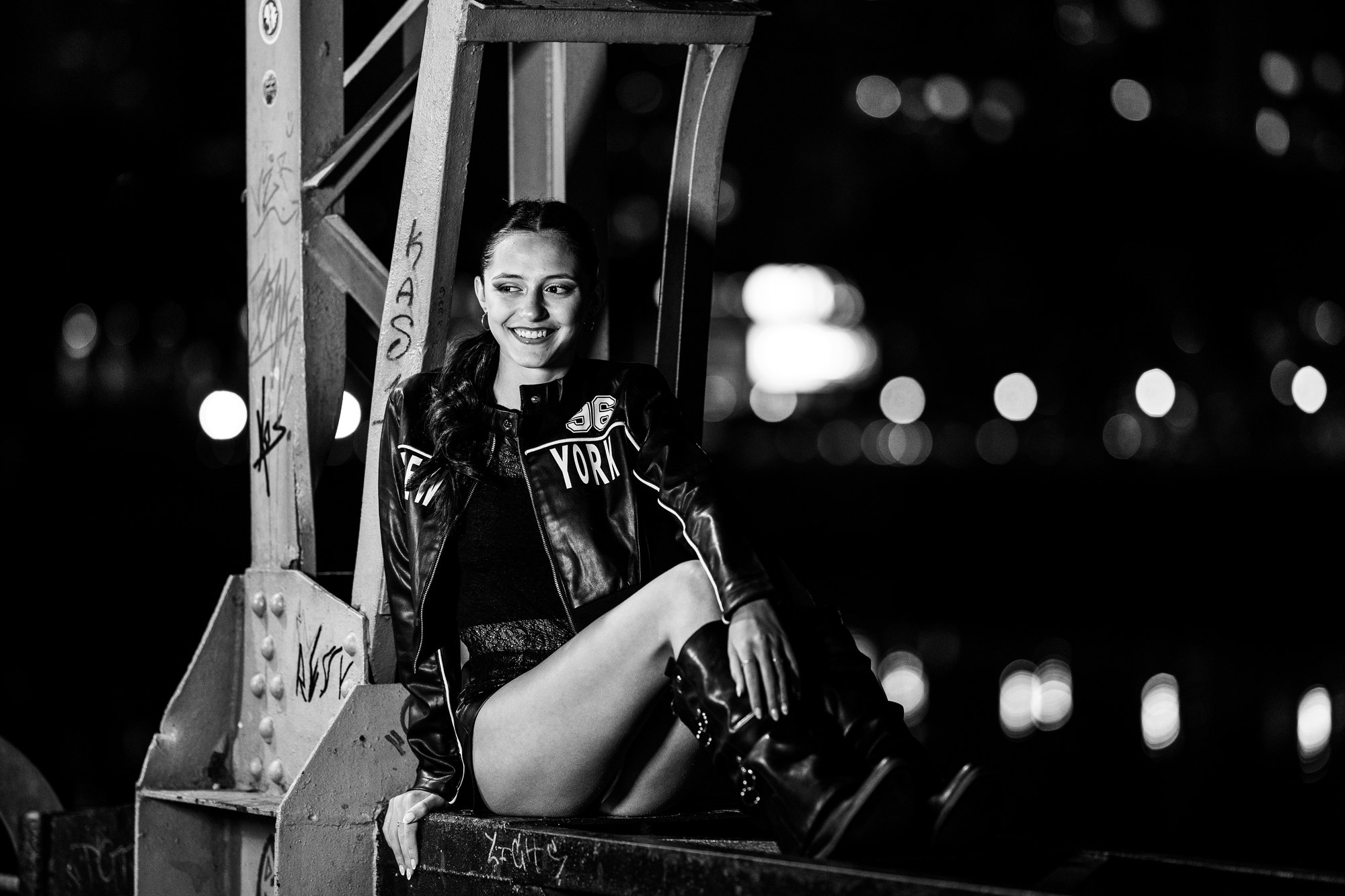 Retrato en blanco y negro de quinceañera en un puente de Puerto Madero