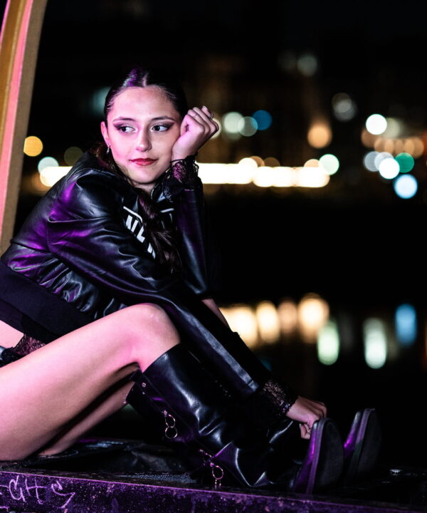 Quiceanera haciendo el book en Puerto Madero de noche.
