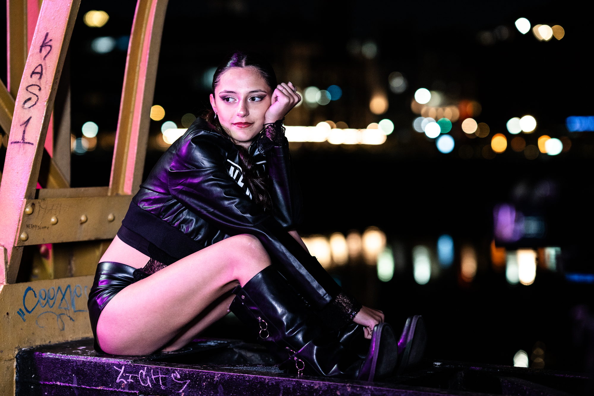 Quinceañera de noche con las luces de Puerto Madero de fondo
