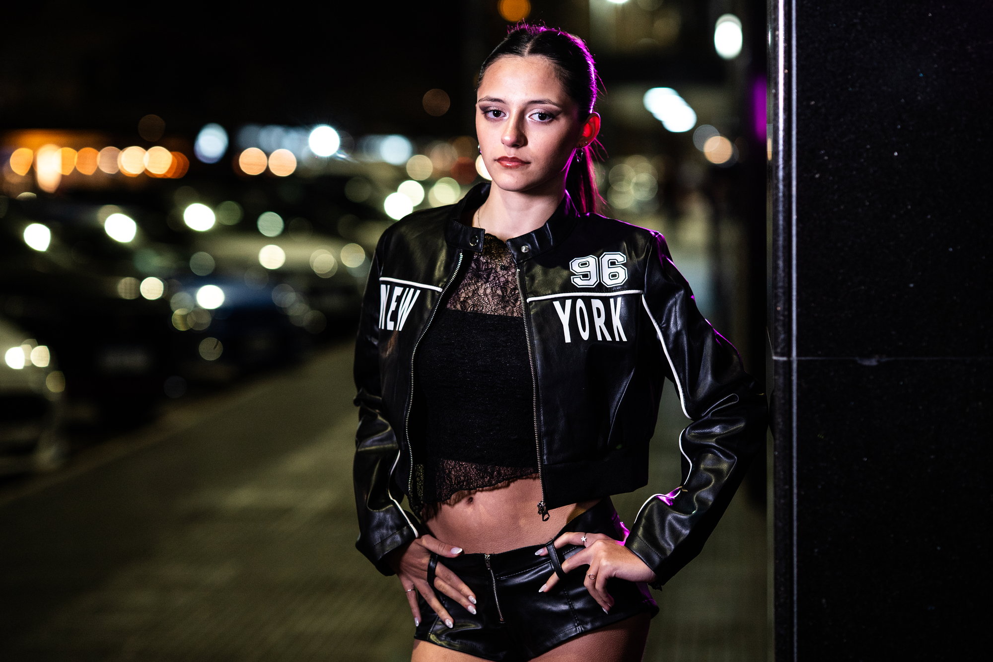 Retrato de 15 años de noche con campera de cuero, Puerto Madero