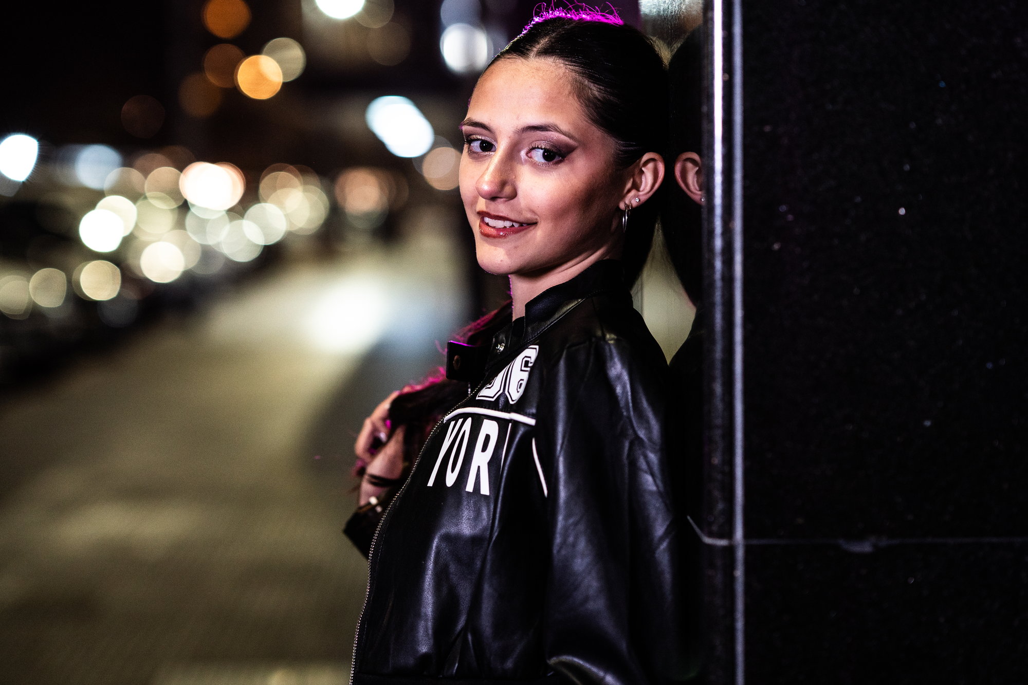 Retrato cercano de quinceañera de noche en Puerto Madero